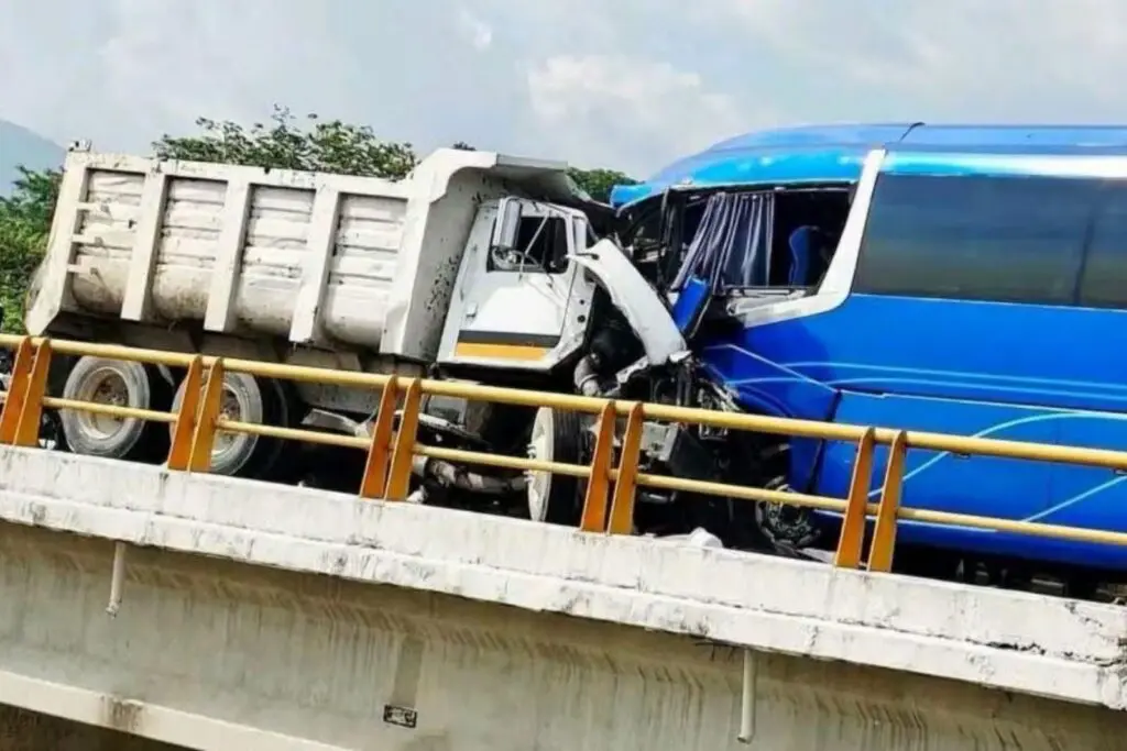 Choque entre autobús AEXA y camión de volteo deja un muerto y 19 heridos en Mapastepec