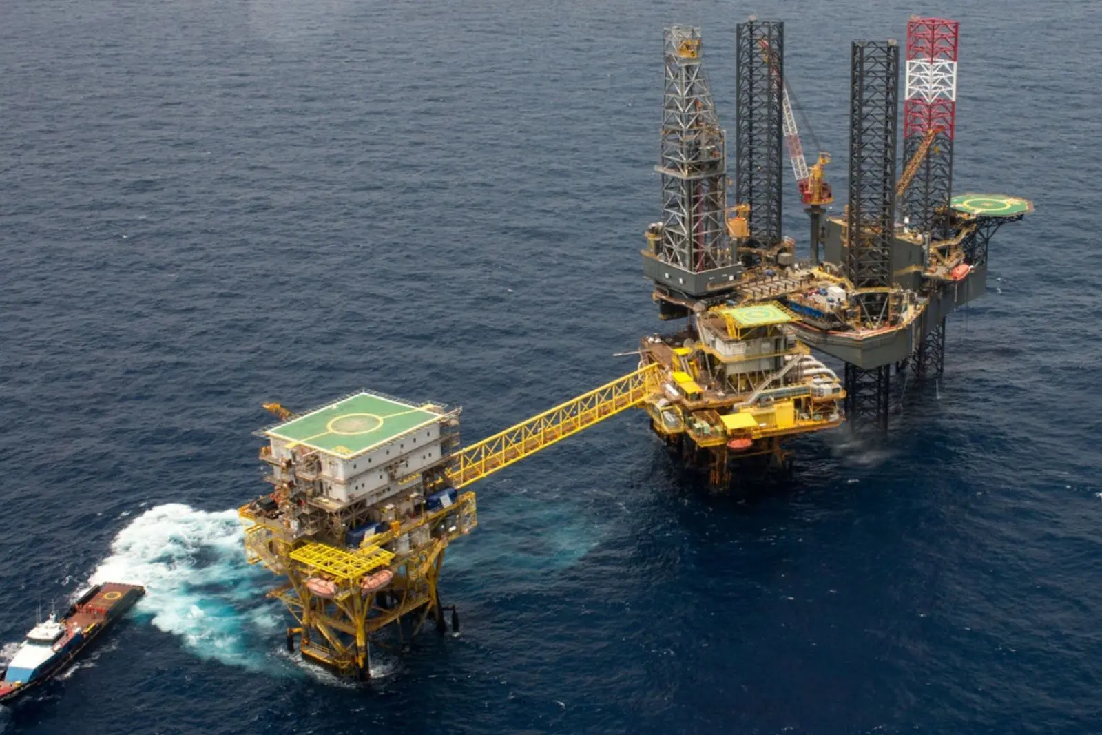 Derrame de petróleo en instalaciones de Pemex moviliza Marina en Campeche