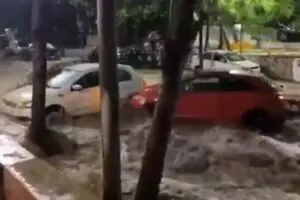 Lluvias arrastran a motociclista y activan búsqueda en Tuxtla Gutiérrez