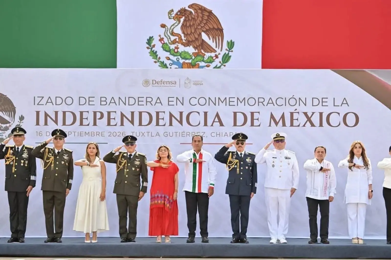 Miles de chiapanecos acompañan a Eduardo Ramírez durante Desfile Militar en Tuxtla Gutiérrez