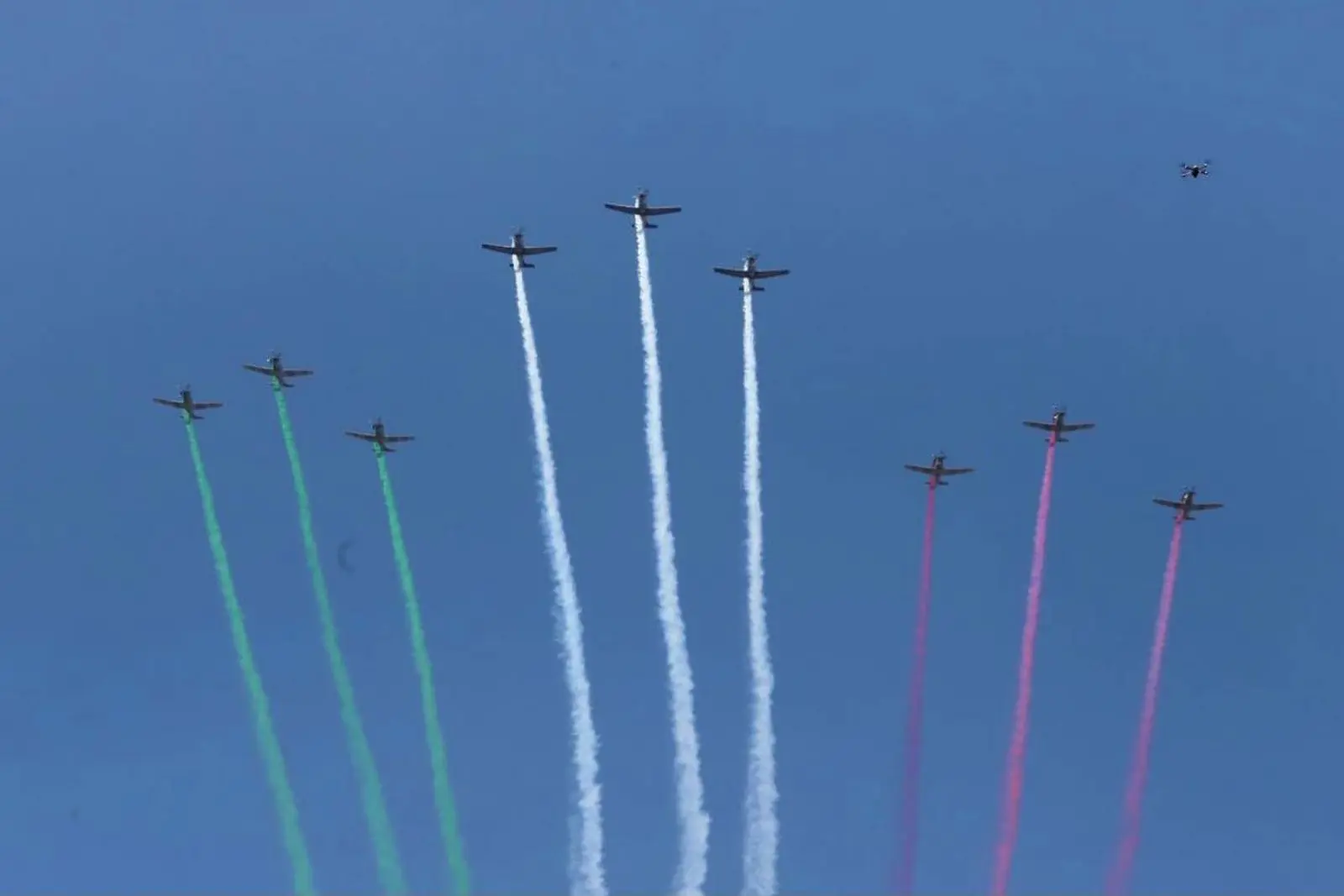 99 aeronaves surcan por primera vez el cielo del Zócalo en histórico desfile militar