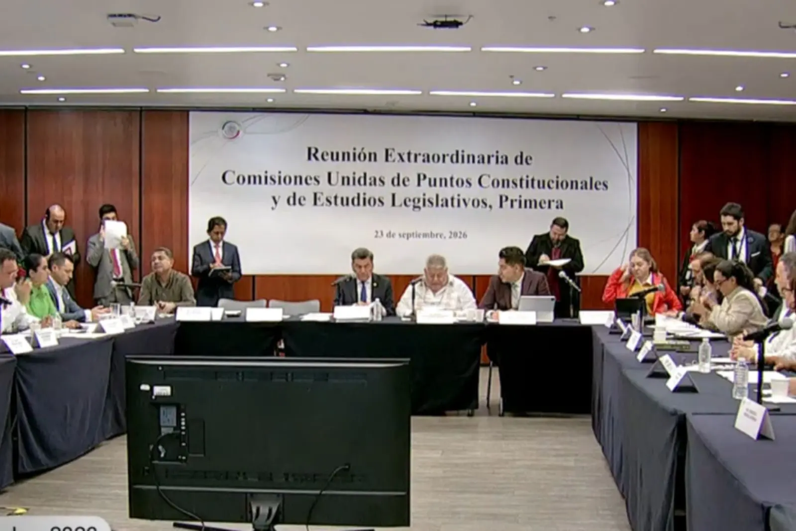Senado da luz verde en comisiones a reforma contra doble nacionalidad para candidatos