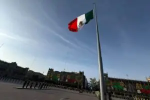 Sheinbaum honra víctimas del 19-S con bandera a media asta en Zócalo