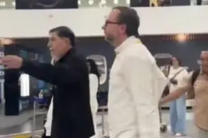 "¡Corrupto!": mujer increpa a Noroña en AICM; senador responde señalamientos