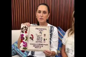 Sheinbaum elogia emotivo libro bordado que mujeres indígenas de Chiapas hicieron para contar su vida