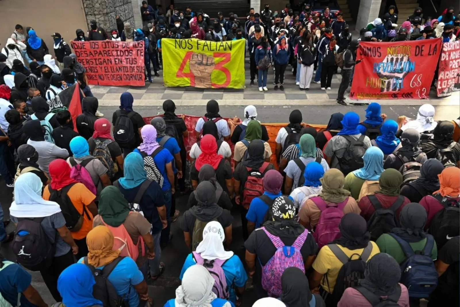Padres de los 43 protestan frente a CNDH; exigen respuestas sobre caso Ayotzinapa