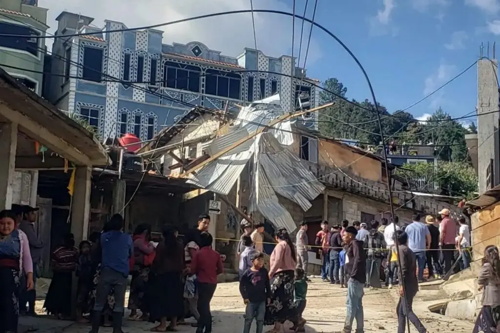 Fuertes rachas de viento dañan 42 viviendas en Zinacantán; reportan afectaciones en cultivos y telecomunicaciones