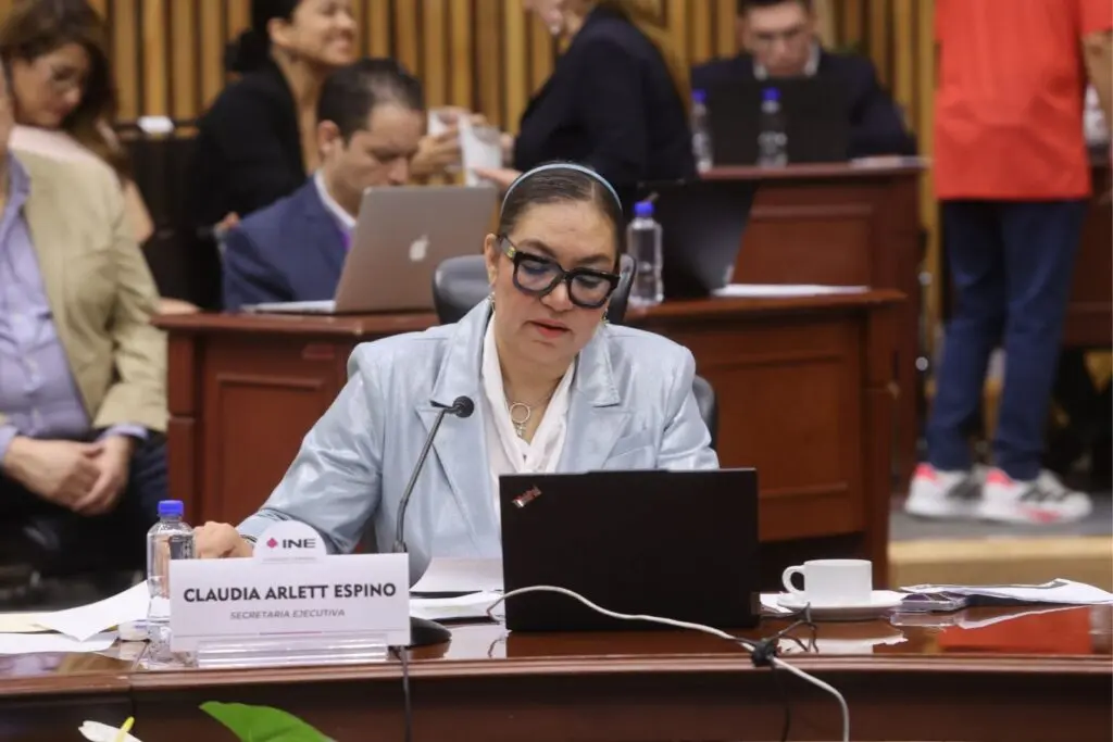 Claudia Arlett Espino renuncia al INE en víspera del proceso electoral 2026-2027