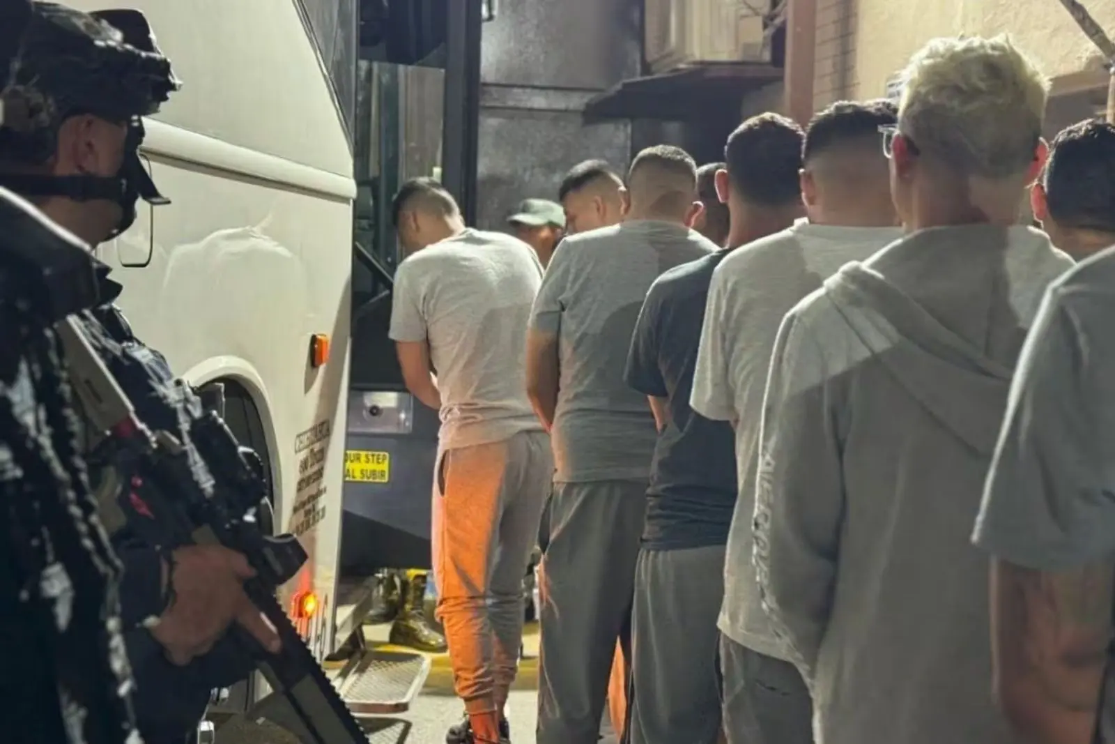 Trasladan a 100 reos de alta peligrosidad a penal federal de Villa Comaltitlán