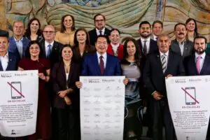 SEP acuerda restringir celulares en primarias y secundarias; medida comenzará en octubre