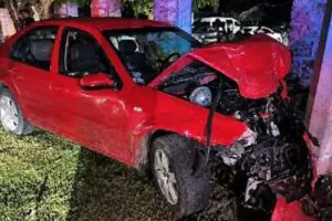 Vecinos retienen a conductor tras choque contra tres vehículos en San Cristóbal de las Casas