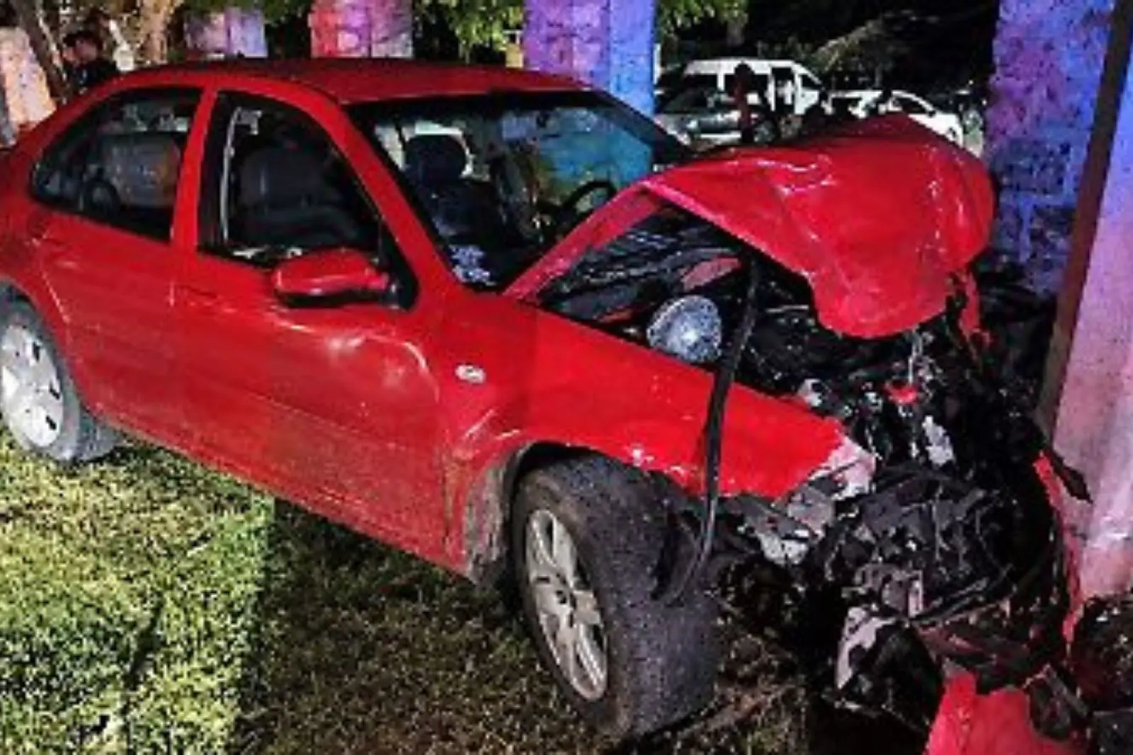 Vecinos retienen a conductor tras choque contra tres vehículos en San Cristóbal de las Casas