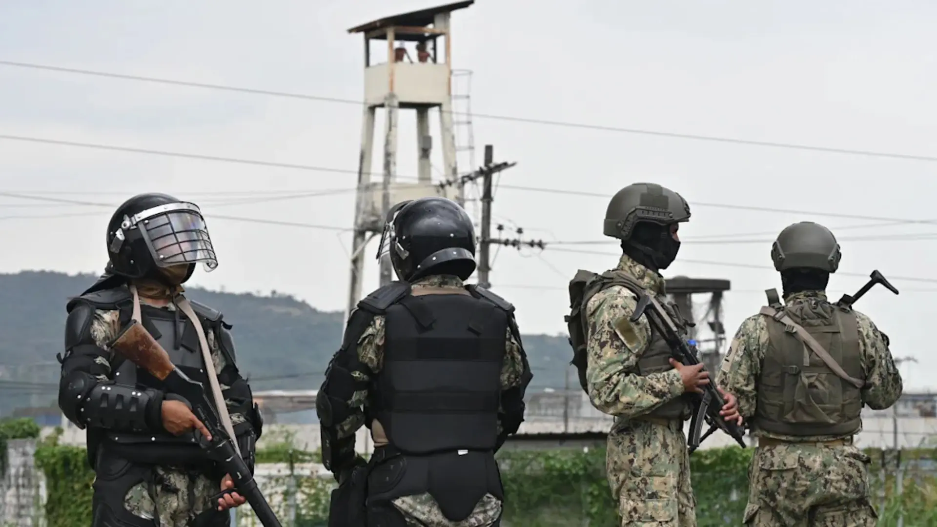 Militares de Ecuador realizan labores de seguridad ante la violencia criminal
