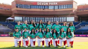 Selección mexicana de softbol antes del partido contra China en Oklahoma City. Foto X: @WBSC