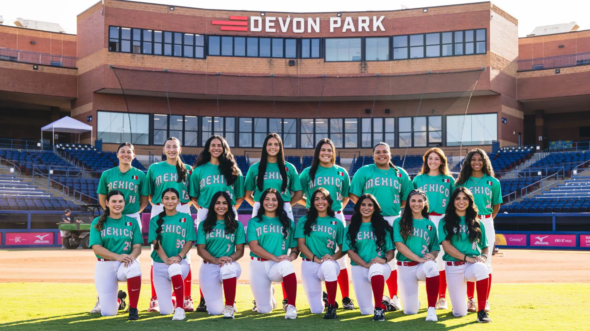Selección mexicana de softbol antes del partido contra China en Oklahoma City. Foto X: @WBSC