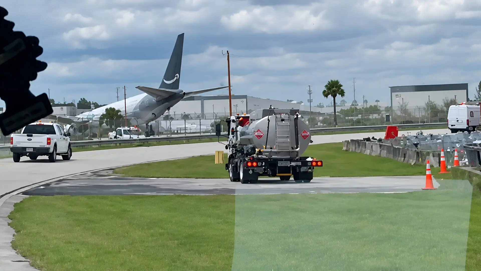 Avión de carga operado para Amazon tras accidente en el Aeropuerto Internacional de Miami. Foto: @WindyCityWxMan