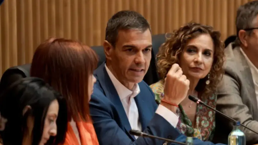 Pedro Sánchez participa en una sesión parlamentaria mientras España contabiliza a mil 100 migrantes en Ceuta.