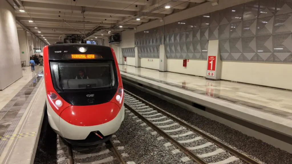 Pasajeros enfrentaron retrasos y aglomeraciones en el Tren Suburbano rumbo al AIFA.