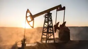 Extracción de petróleo y energía fósil al atardecer