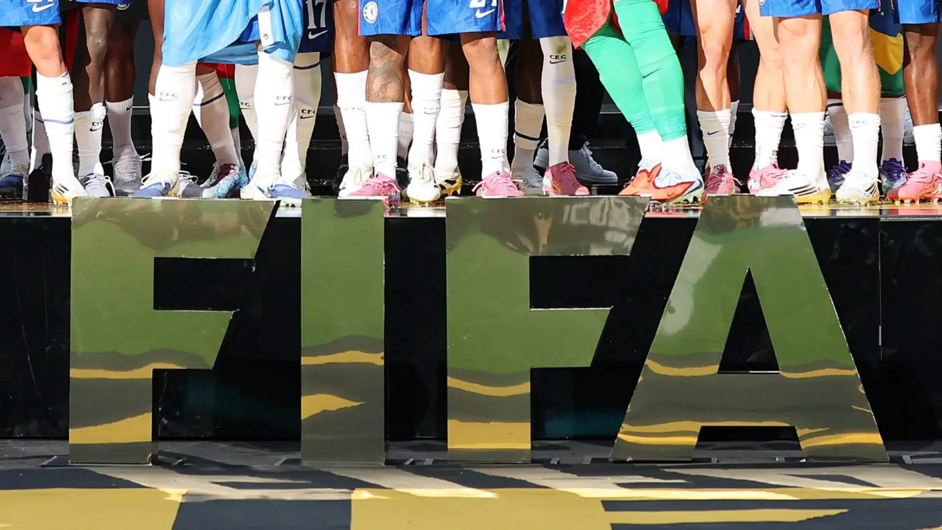 Letras del logotipo de la FIFA instaladas en una estructura durante el Mundial de Clubes. Foto: FIFAcom