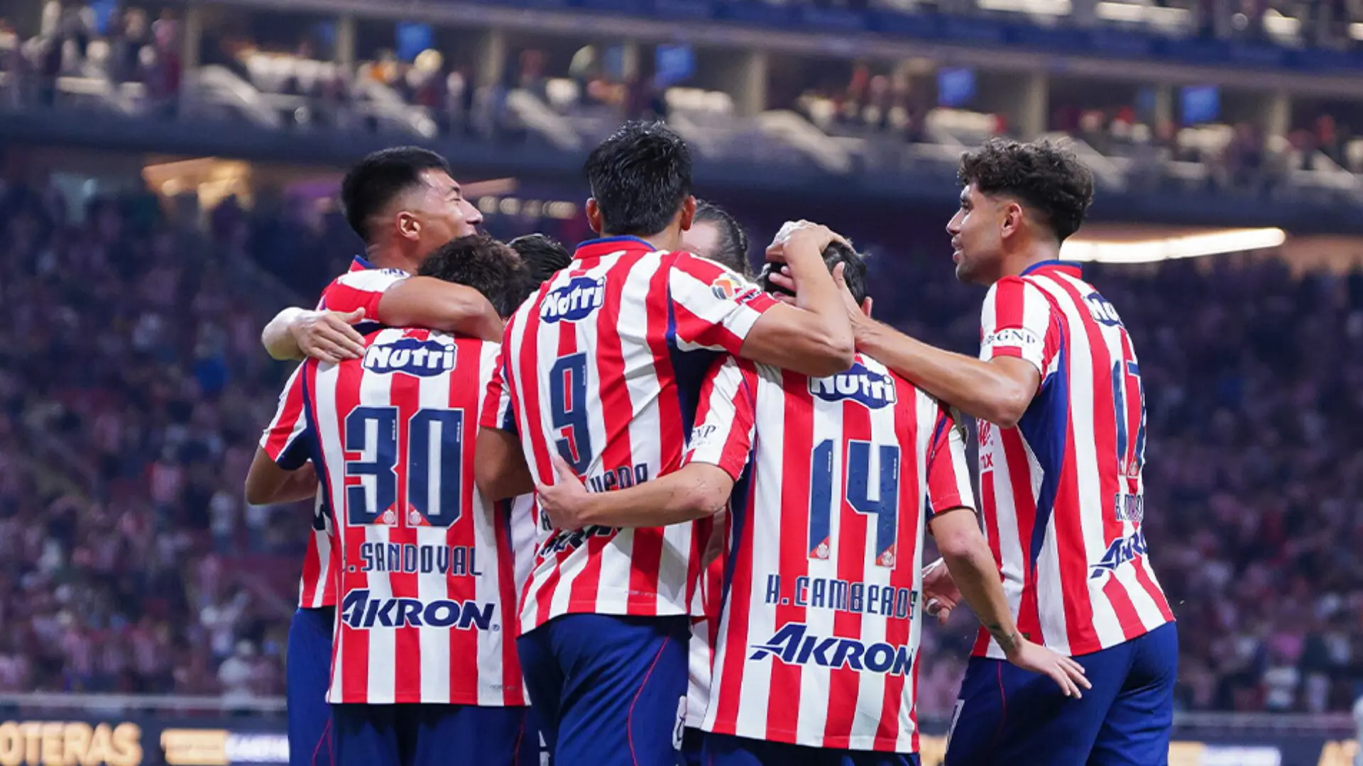 Chivas celebra la goleada sobre Pumas en el Estadio Akron. Foto X: Chivas