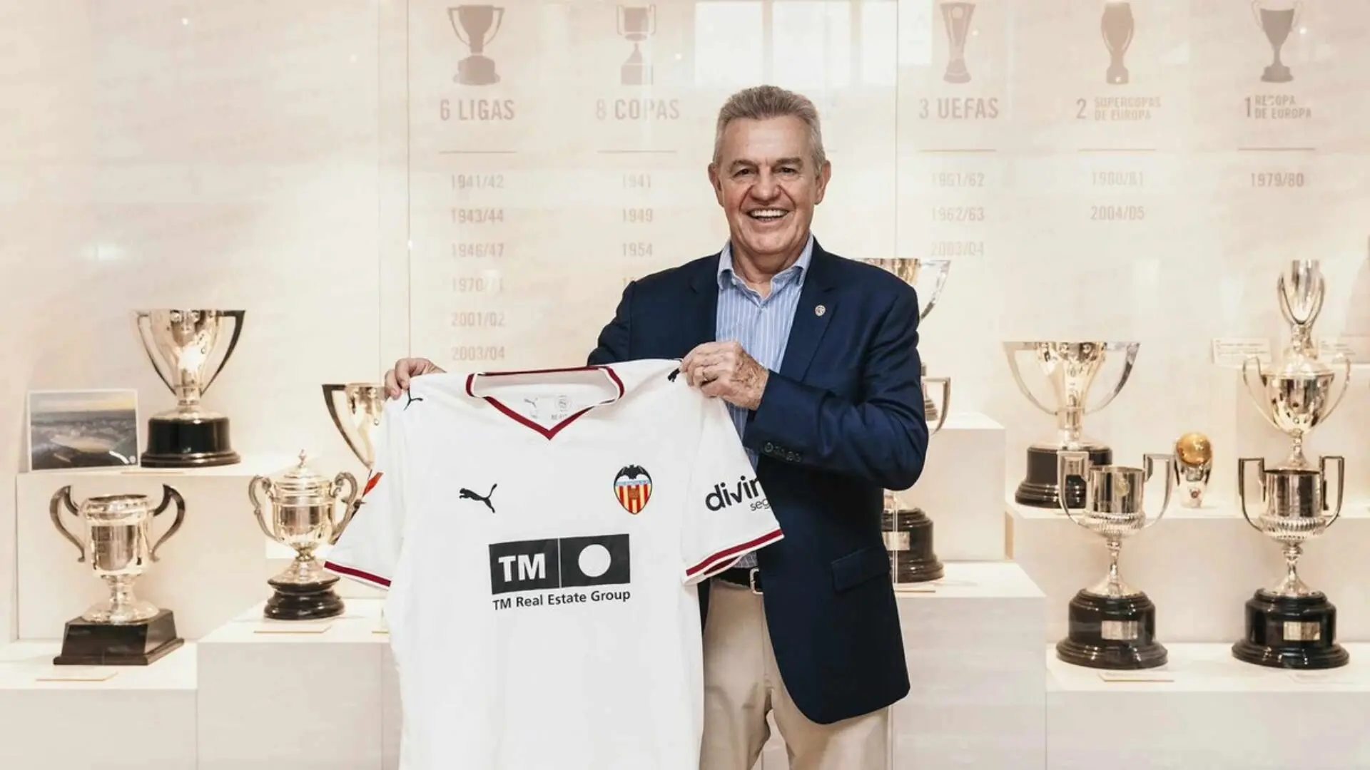 Javier Aguirre durante su presentación como nuevo entrenador del Valencia. Foto valenciacf. com.