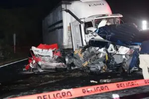 Tráiler sale de la carretera y arrolla a varias personas en Suchiate