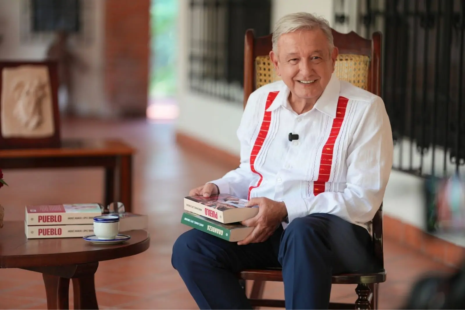 AMLO reaparece promocionando su nuevo libro ‘Pueblo’ tras dos años de su administración