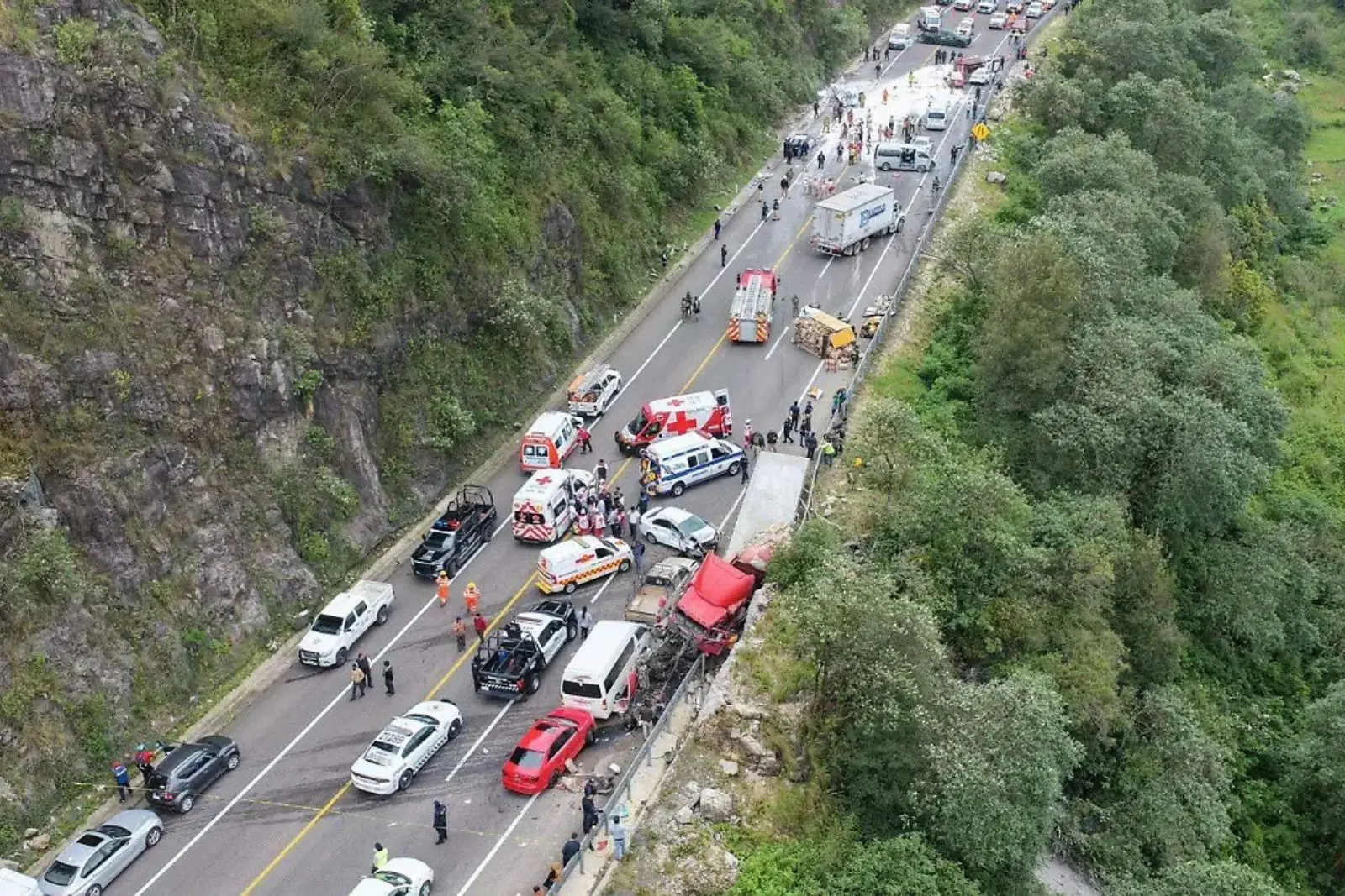 Carambola por falla de tráiler deja cuatro fallecidos y docena de lesionados en autopista Tuxtla–San Cristóbal