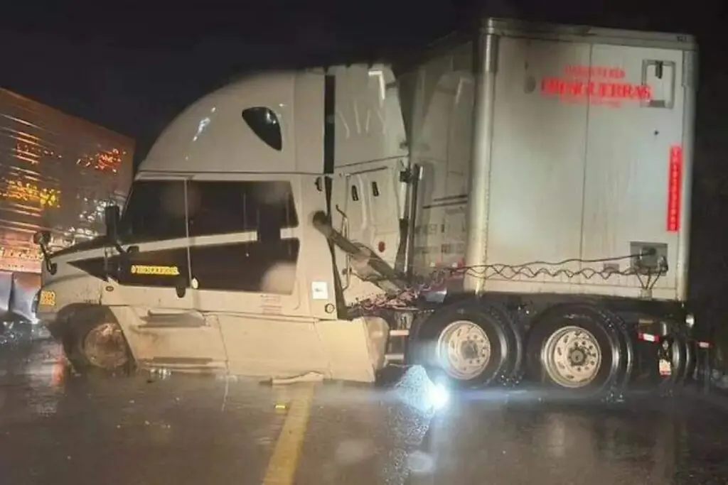 Lluvias dejan tráiler al borde de barranco en carretera San Cristóbal-Tuxtla