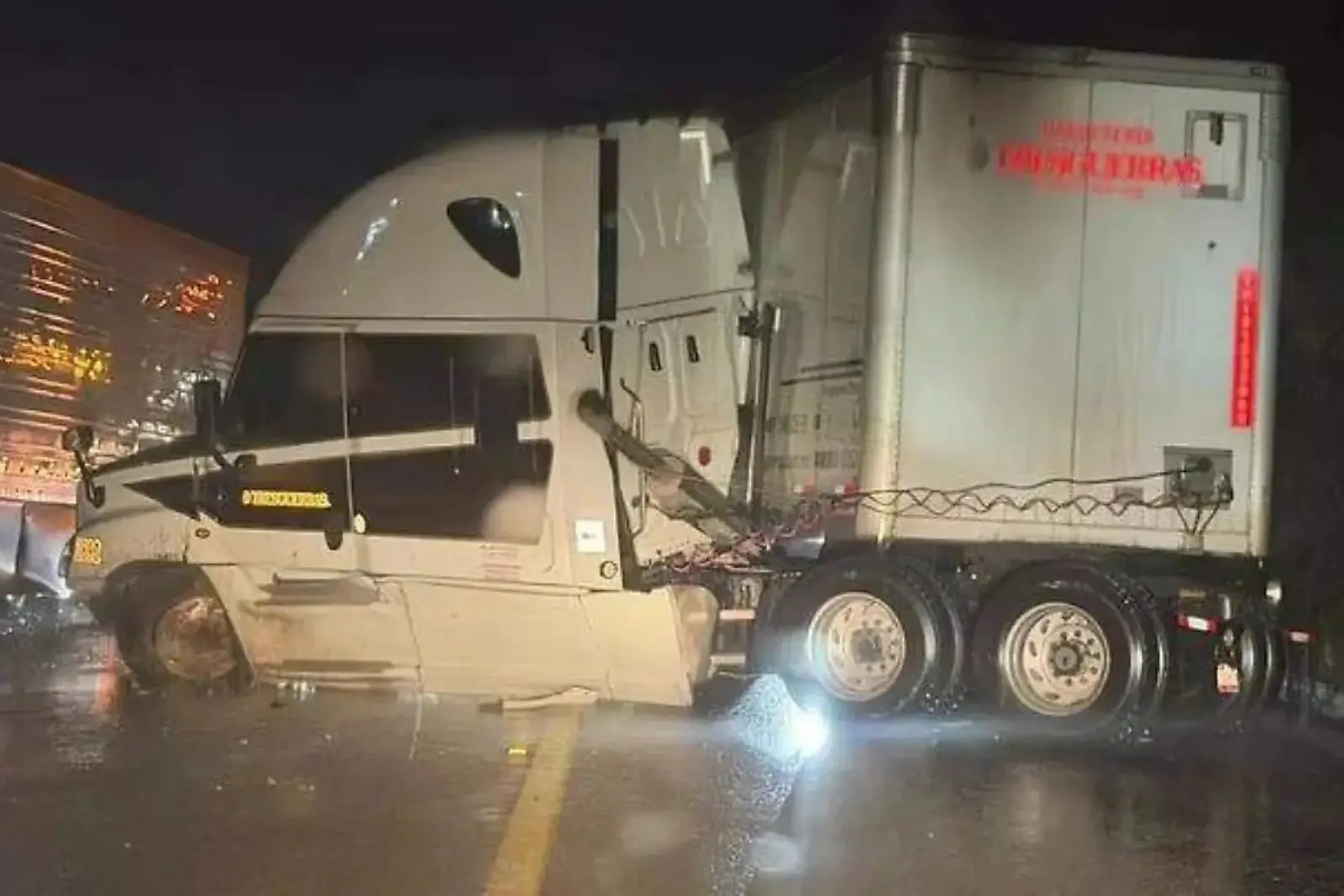 Lluvias dejan tráiler al borde de barranco en carretera San Cristóbal-Tuxtla