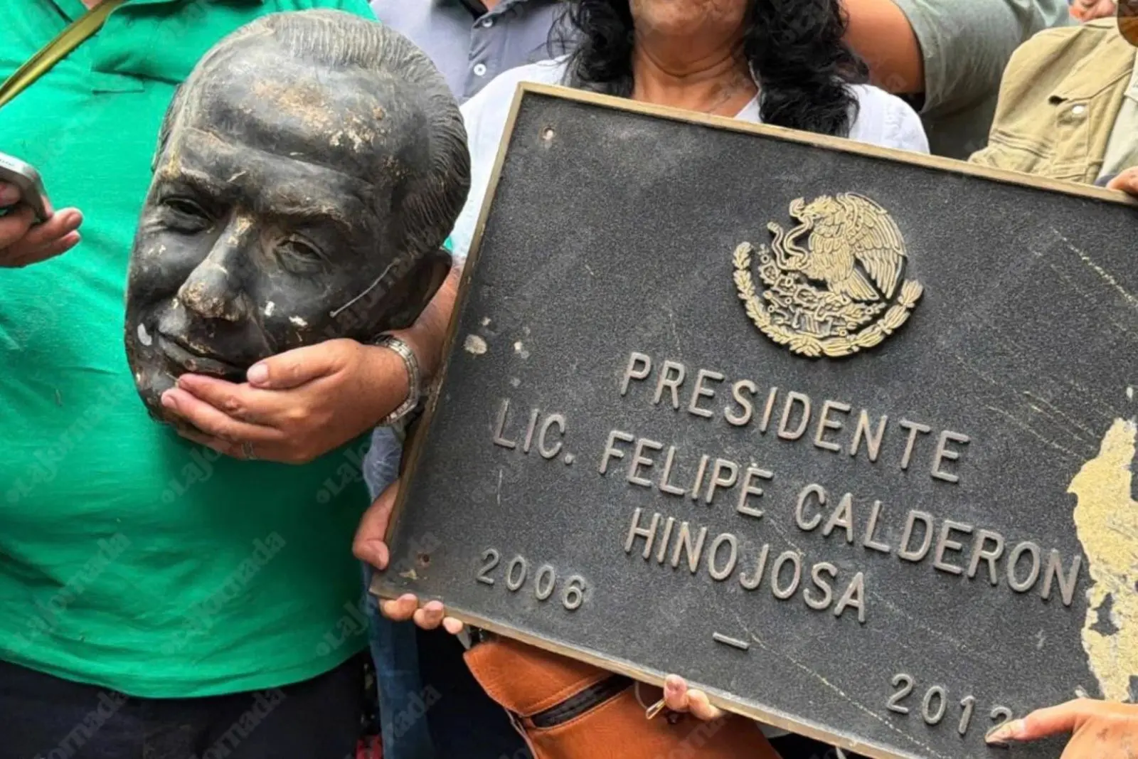 Tras llegada de Felipe Calderón a México, personas decapitan su estatua en Los Pinos