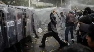 Investiga CNDH agresiones durante protesta por agua contaminada en Jalisco. Foto X