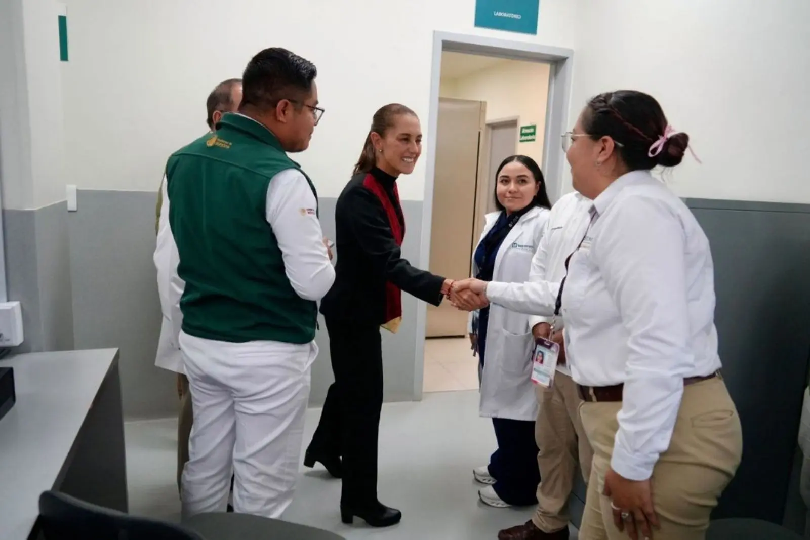 Sheinbaum invita a usar IMSS-Bienestar; destaca abasto de medicamentos del 98 por ciento