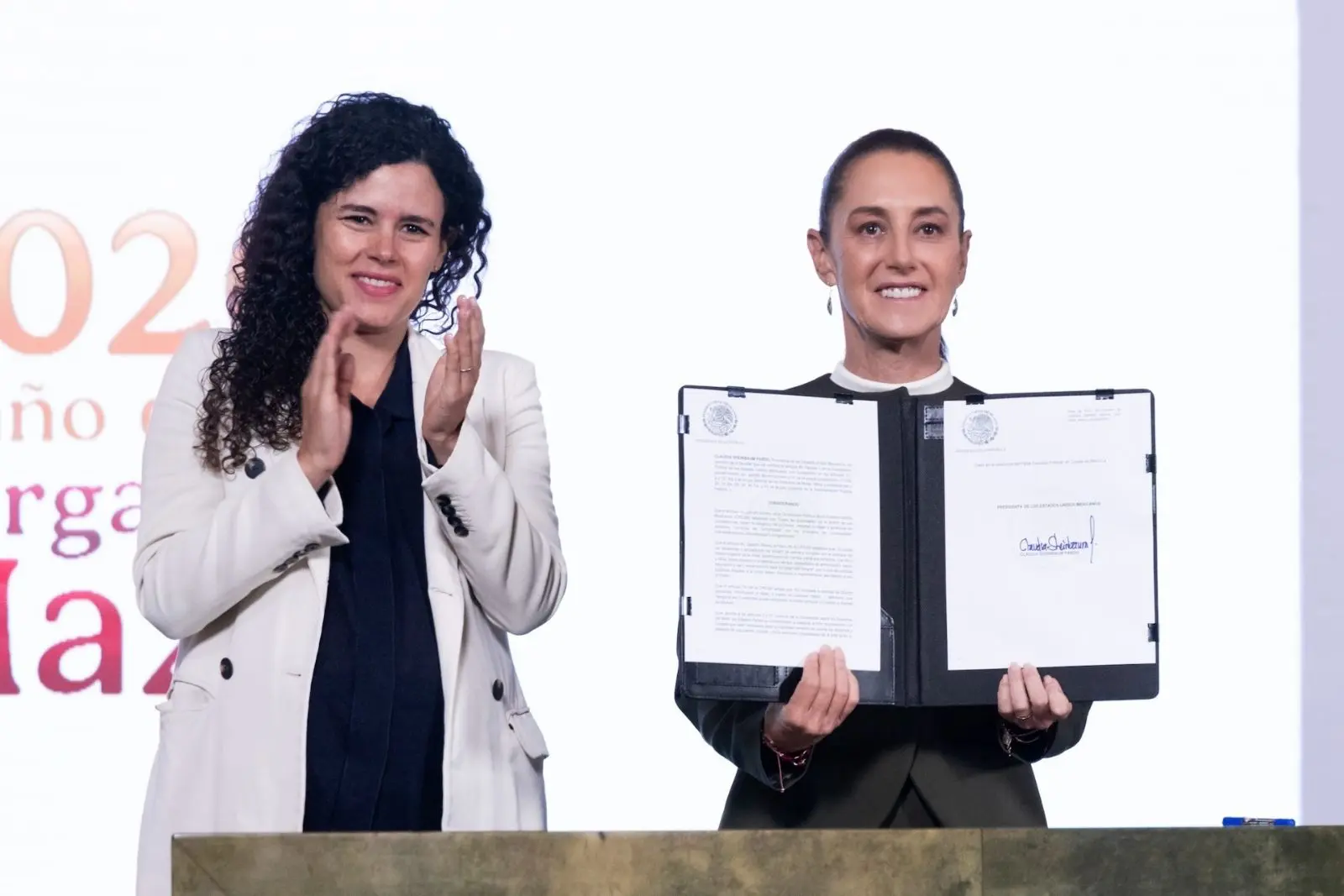 Claudia Sheinbaum firma decreto que obliga a redes sociales a retirar contenidos de violencia