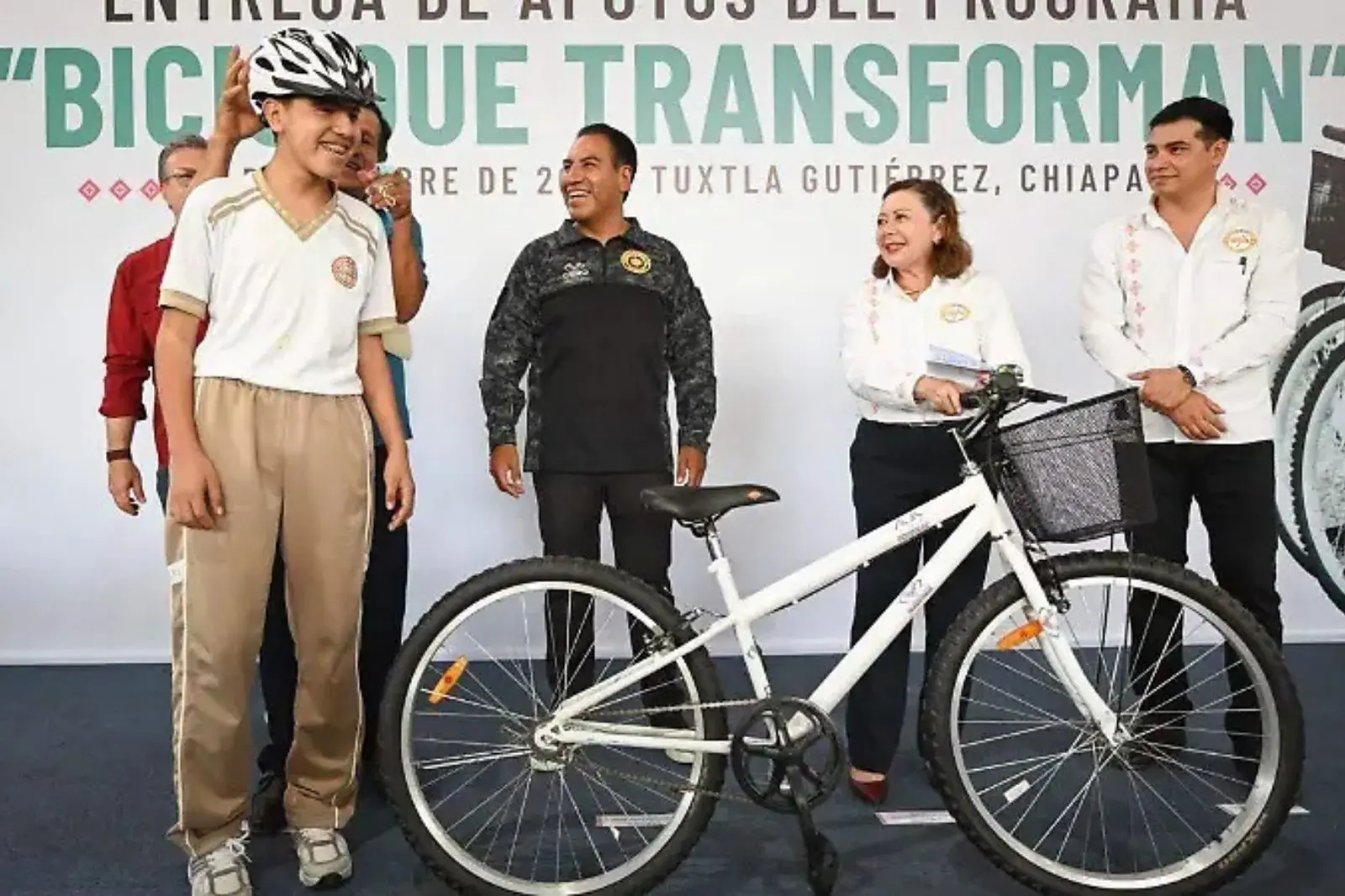 Eduardo Ramírez entrega bicicletas a estudiantes de Tuxtla Gutiérrez