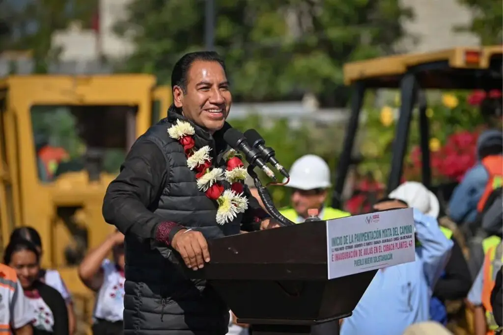 Eduardo Ramírez lleva obras de caminos y educación a la región De los Bosques