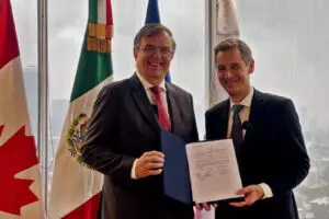 Secretaría de Economía anuncia proyecto de 300 mdd para fabricar aeronaves y formar pilotos