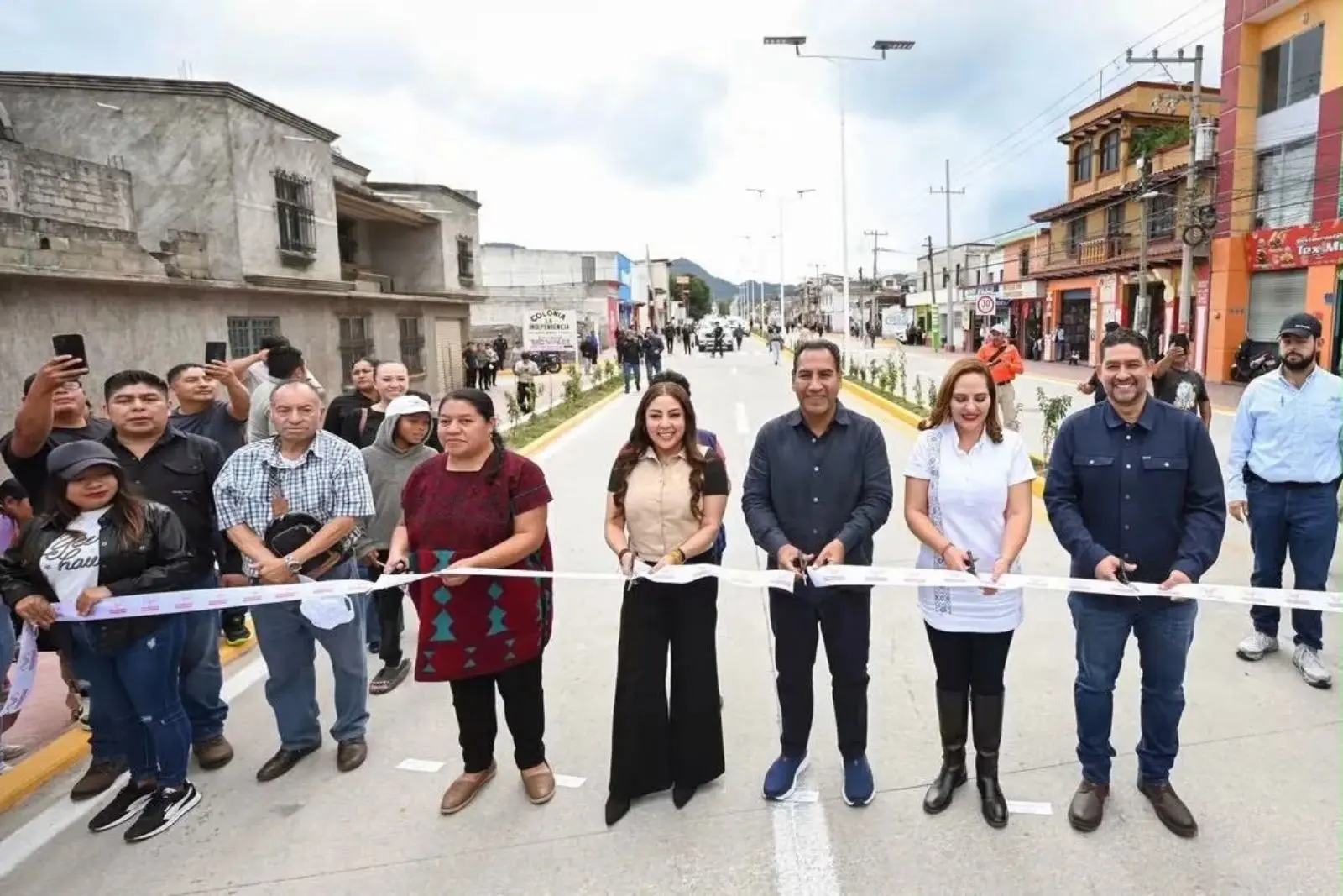 Eduardo Ramírez entrega escrituras públicas e inaugura obras viales y educativas en región Altos