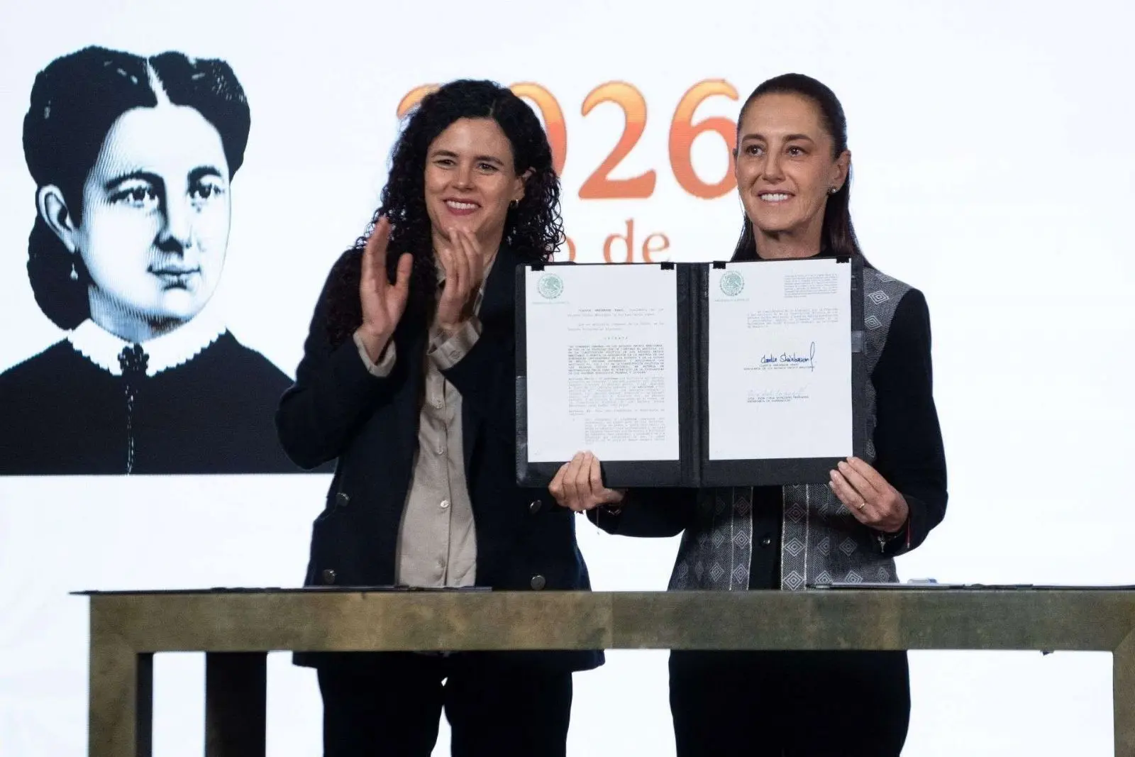 Sheinbaum firma reforma que limita doble nacionalidad para aspirantes a la Presidencia
