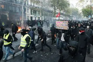 Francia activa célula de crisis tras estallido de nueva jornada de protestas y paros masivos