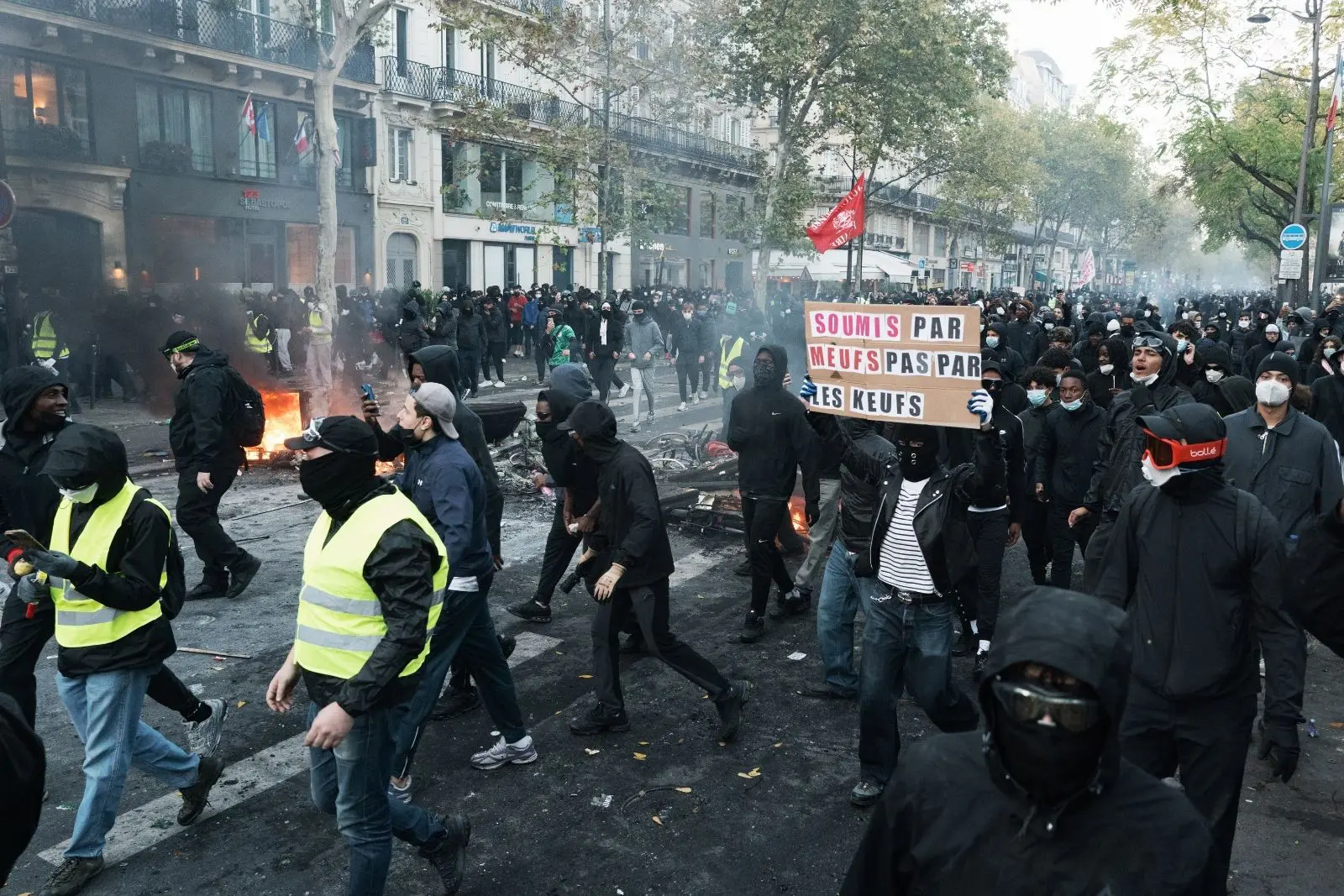 Francia activa célula de crisis tras estallido de nueva jornada de protestas y paros masivos