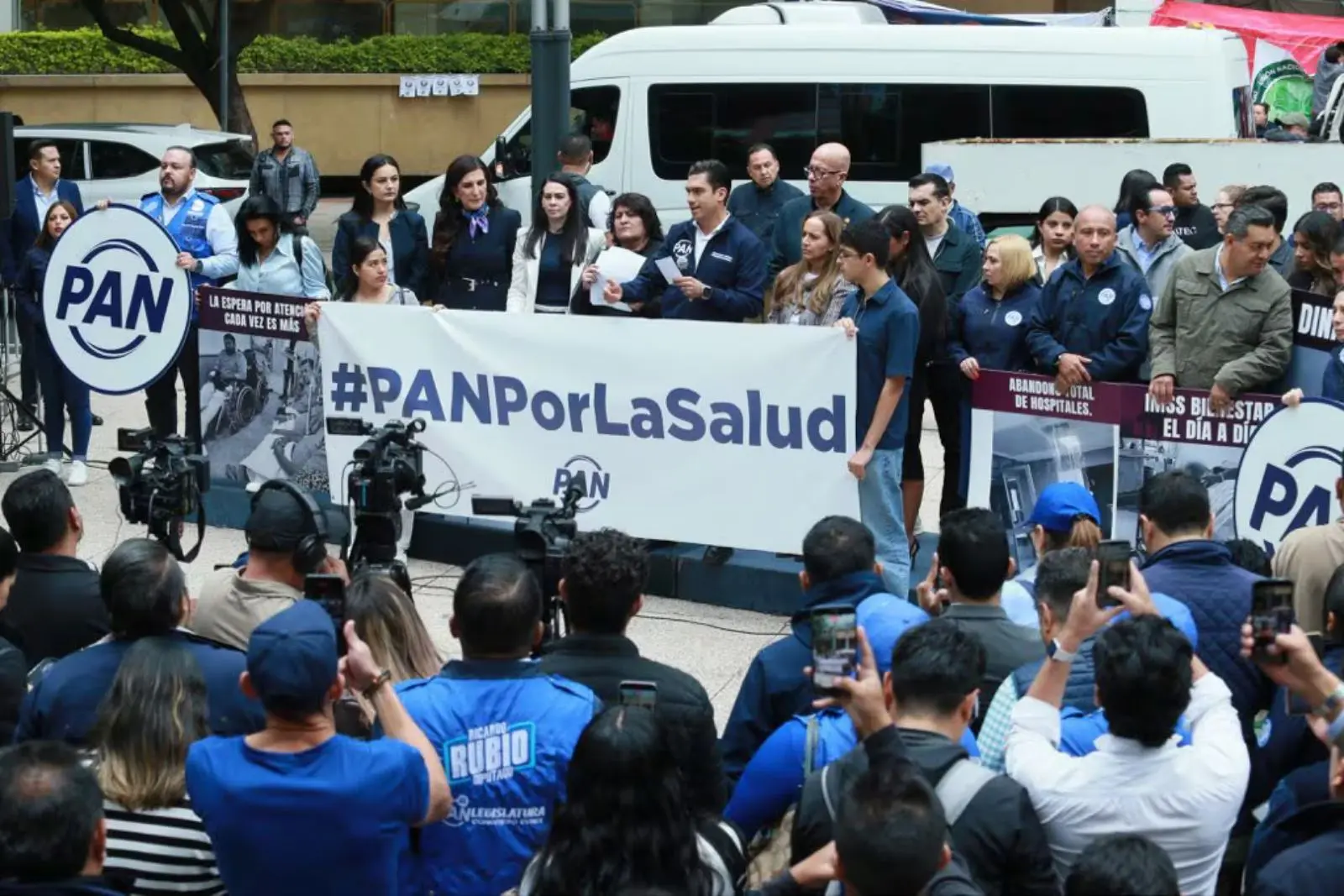 Trabajadores del IMSS expulsan a Jorge Romero del PAN tras calificar su presencia de "oportunismo"