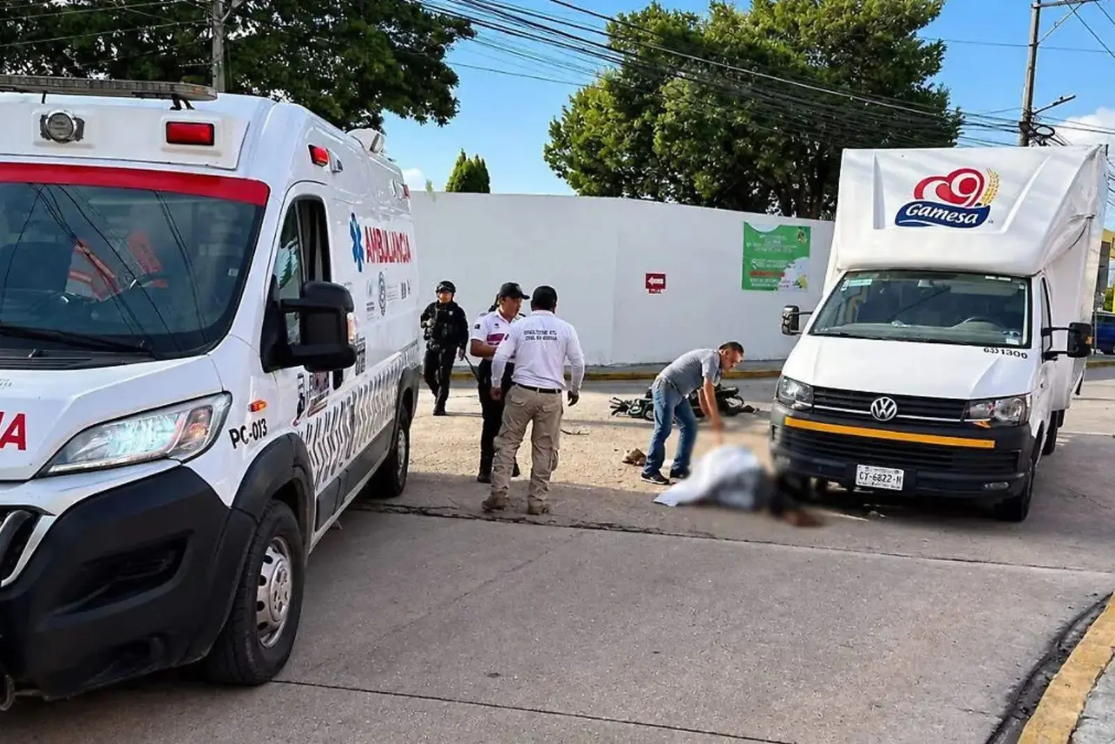 Motociclista pierde la vida tras impactarse contra camión de Gamesa frente al ITAES en Comitán