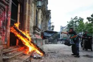 Vandaliza accesos del Palacio de Gobierno en Guadalajara tras marcha; exigen destitución de Pablo Lemus