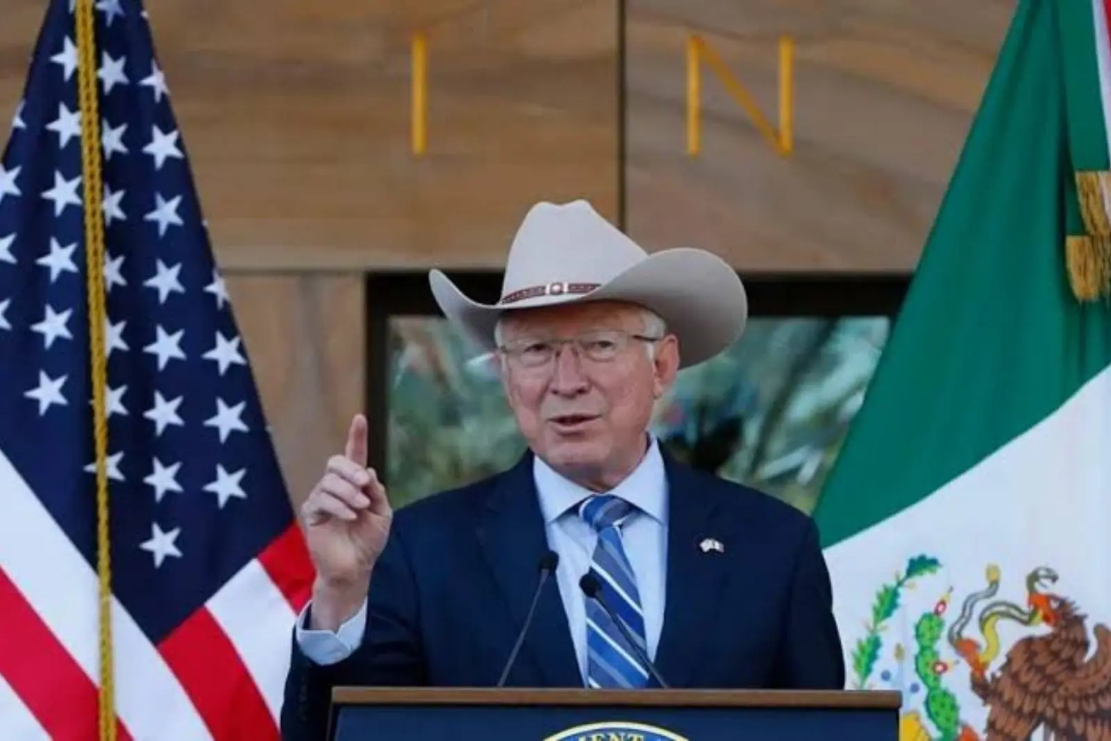 Ken Salazar condena operativos del ICE contra migrantes en Estados Unidos
