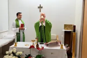 Papa León XIV recibe alta hospitalaria tras cirugía pulmonar; regresa este sábado al Vaticano