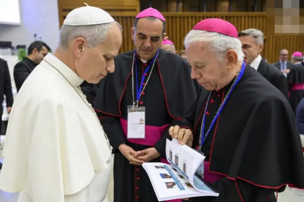 Episcopado lleva al Papa en el Vaticano rostros de 132 mil desaparecidos en México
