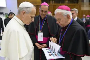 Episcopado lleva al Papa en el Vaticano rostros de 132 mil desaparecidos en México