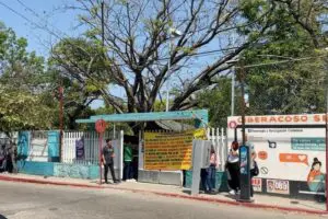 Padres de familia bloquean avenida en Tuxtla por presunto manejo irregular de recursos en Prepa 1